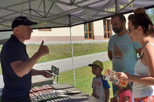 dyrektor schroniska na stoisku z promocją