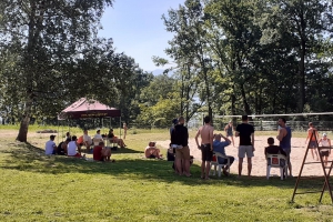 kibice na boisku piłki plażowej