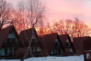 wschód słońca nad domkami w schronisku